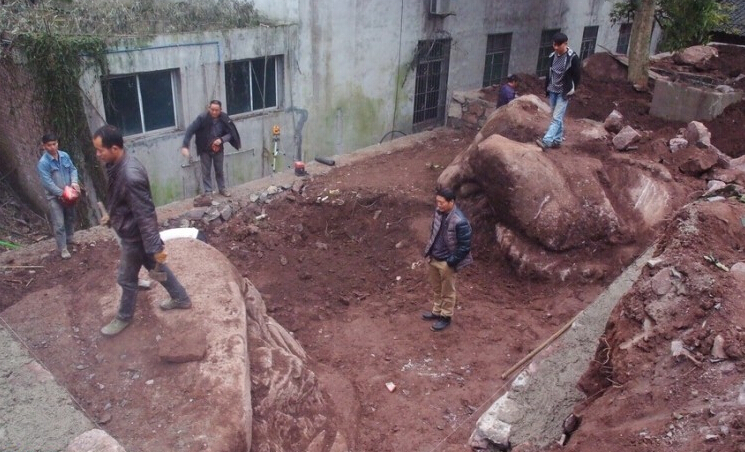 宜宾市挖出巨型蟾蜍和螃蟹石雕